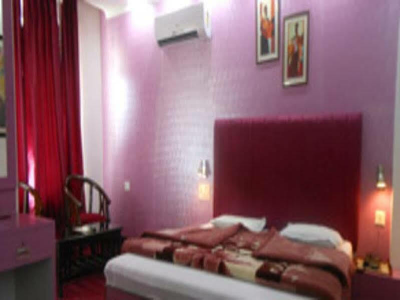 Hôtel Ratan Palace à Dehradun Extérieur photo